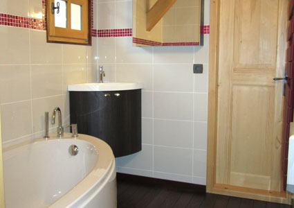 Plombier St-Gervais : salle de bains et cuisine d’un chalet neuf