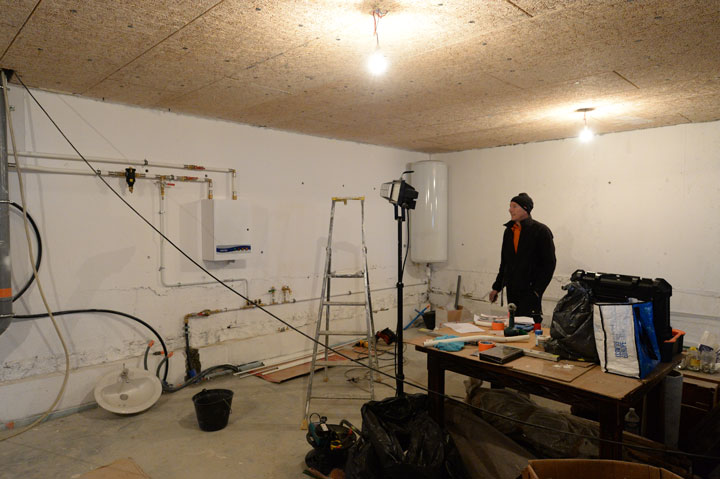 Installation des cumulus et chaudières dans le garage pour gagner de la place dans les appartements