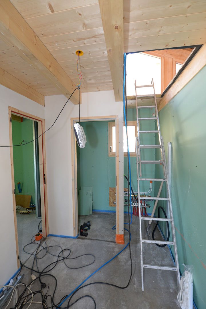 Future salle de bains à gauche et toilette en face avec la nourrisse du chauffage