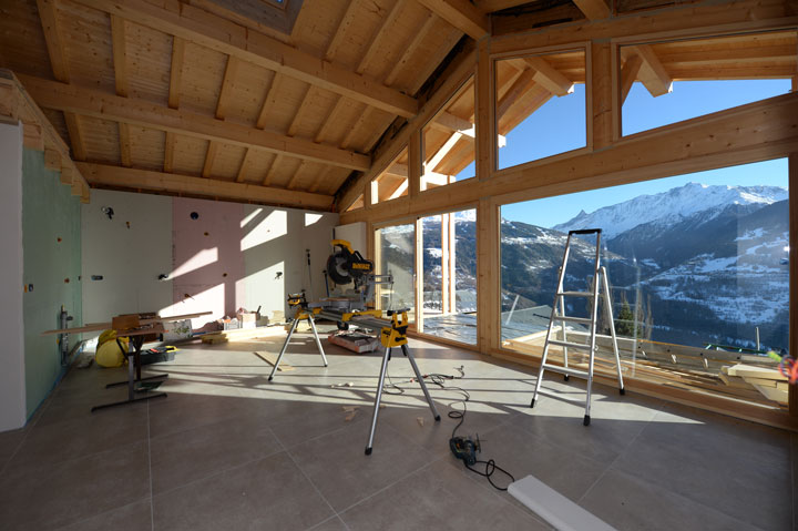 Pièce principale de l'appartement du haut après la pose du carrelage, plus qu'à installer la cuisine