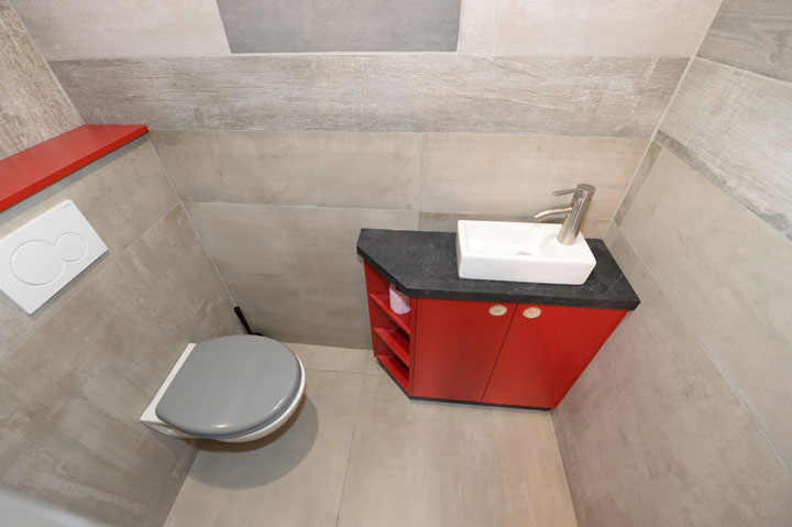 Toilette du bas carrelé avec tous les restes de carrelage du chantier