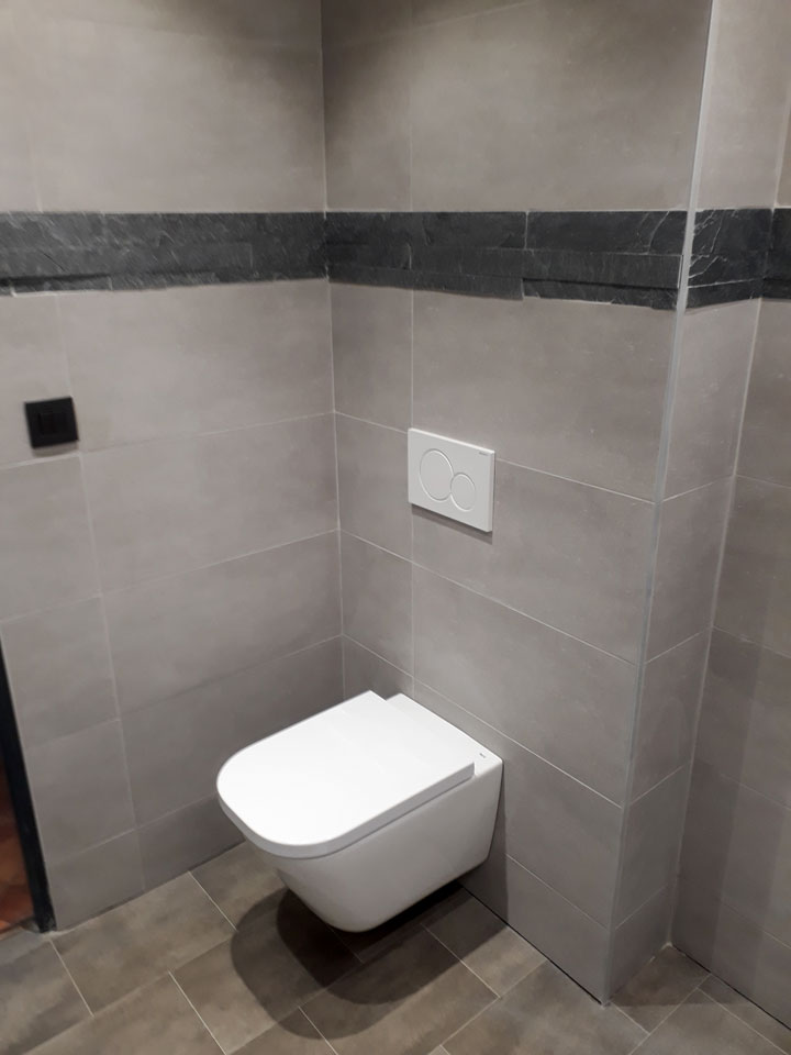 Détail sur le WC suspendu de cette salle de bains à St-Gervais